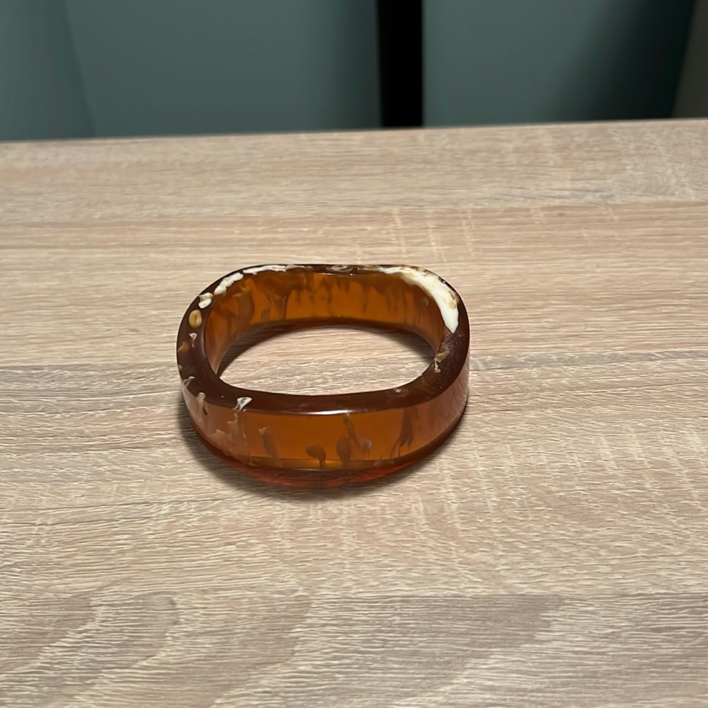 Bracelet with marble-like detail